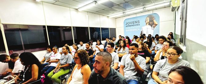 Jovens no auditório do CAMP Mangueira durante evento